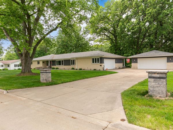 116 Elmhurst Lane , Riverdale, IA 52722
