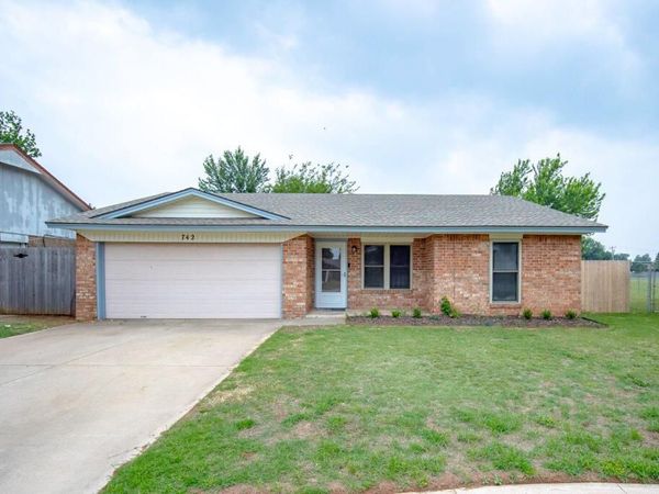 742 W Juniper Drive, Mustang, OK 73064