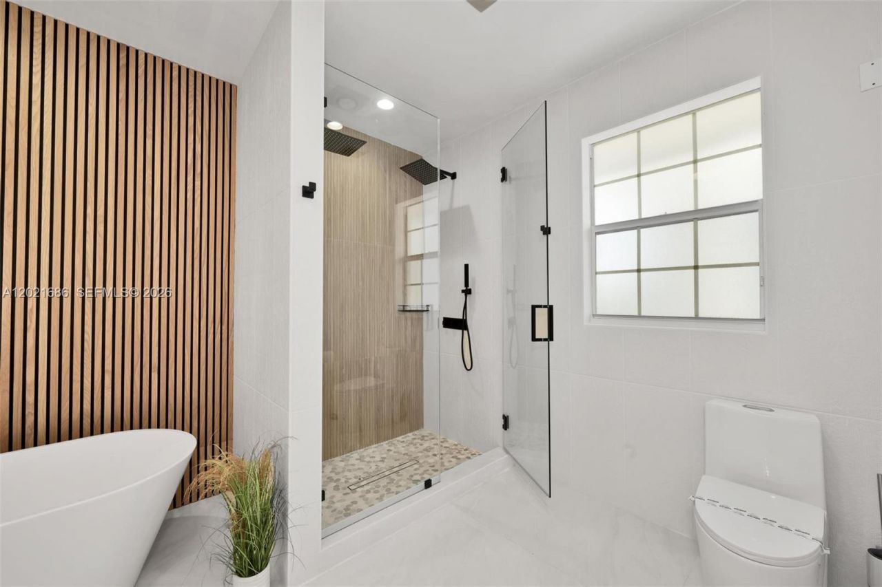 2940 NE 164th St , North Miami Beach, FL 33160 Photo