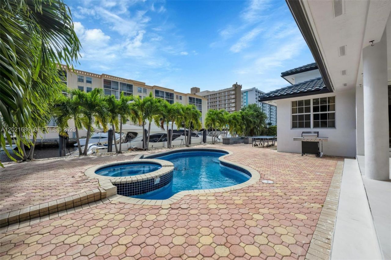 2940 NE 164th St , North Miami Beach, FL 33160 Photo