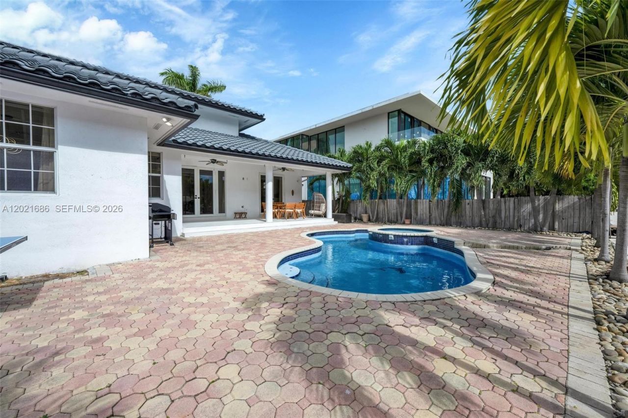 2940 NE 164th St , North Miami Beach, FL 33160 Photo