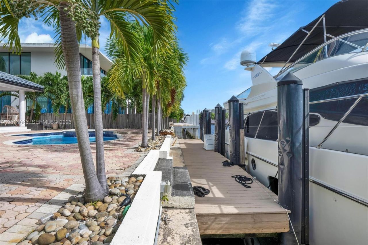 2940 NE 164th St , North Miami Beach, FL 33160 Photo