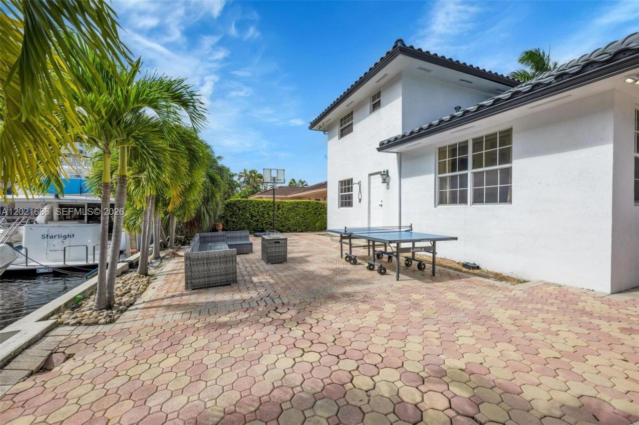 2940 NE 164th St , North Miami Beach, FL 33160 Photo