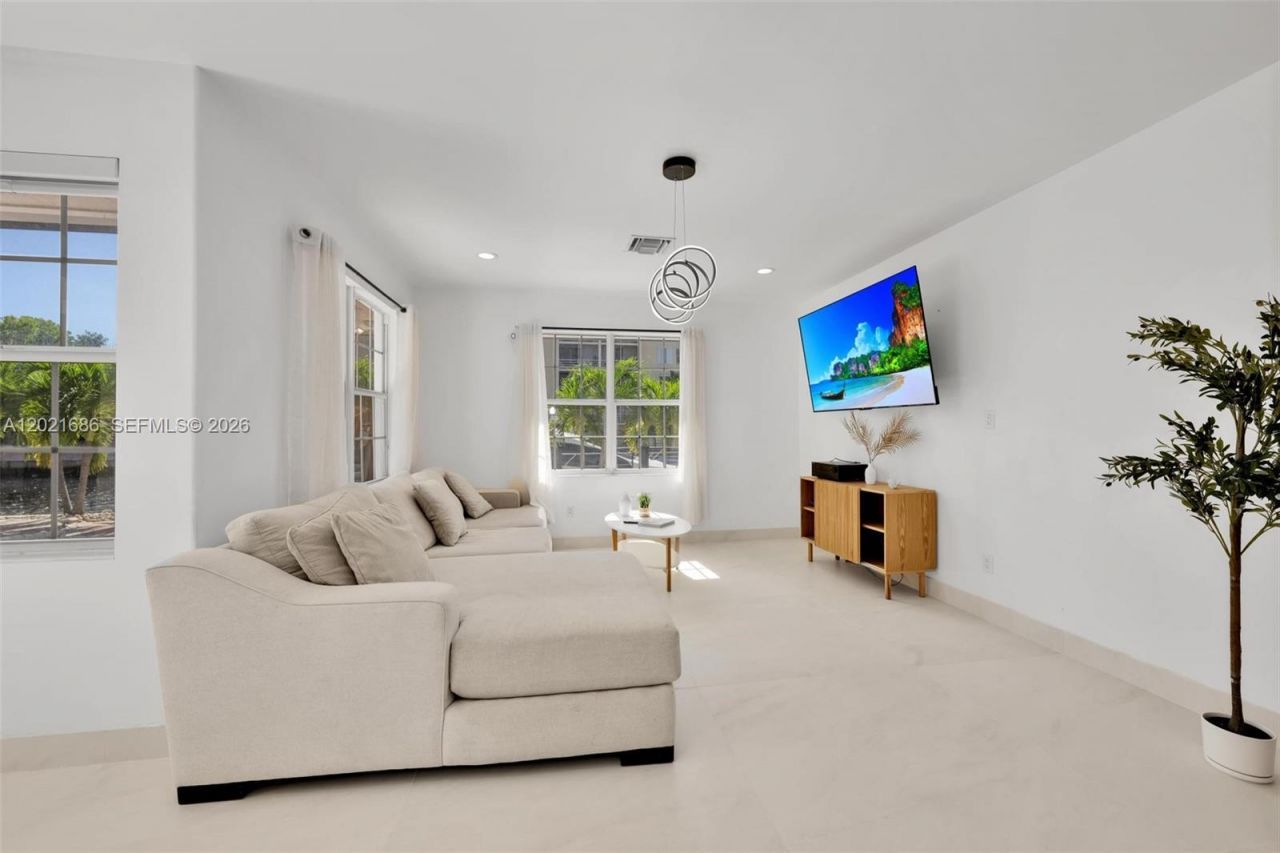 2940 NE 164th St , North Miami Beach, FL 33160 Photo
