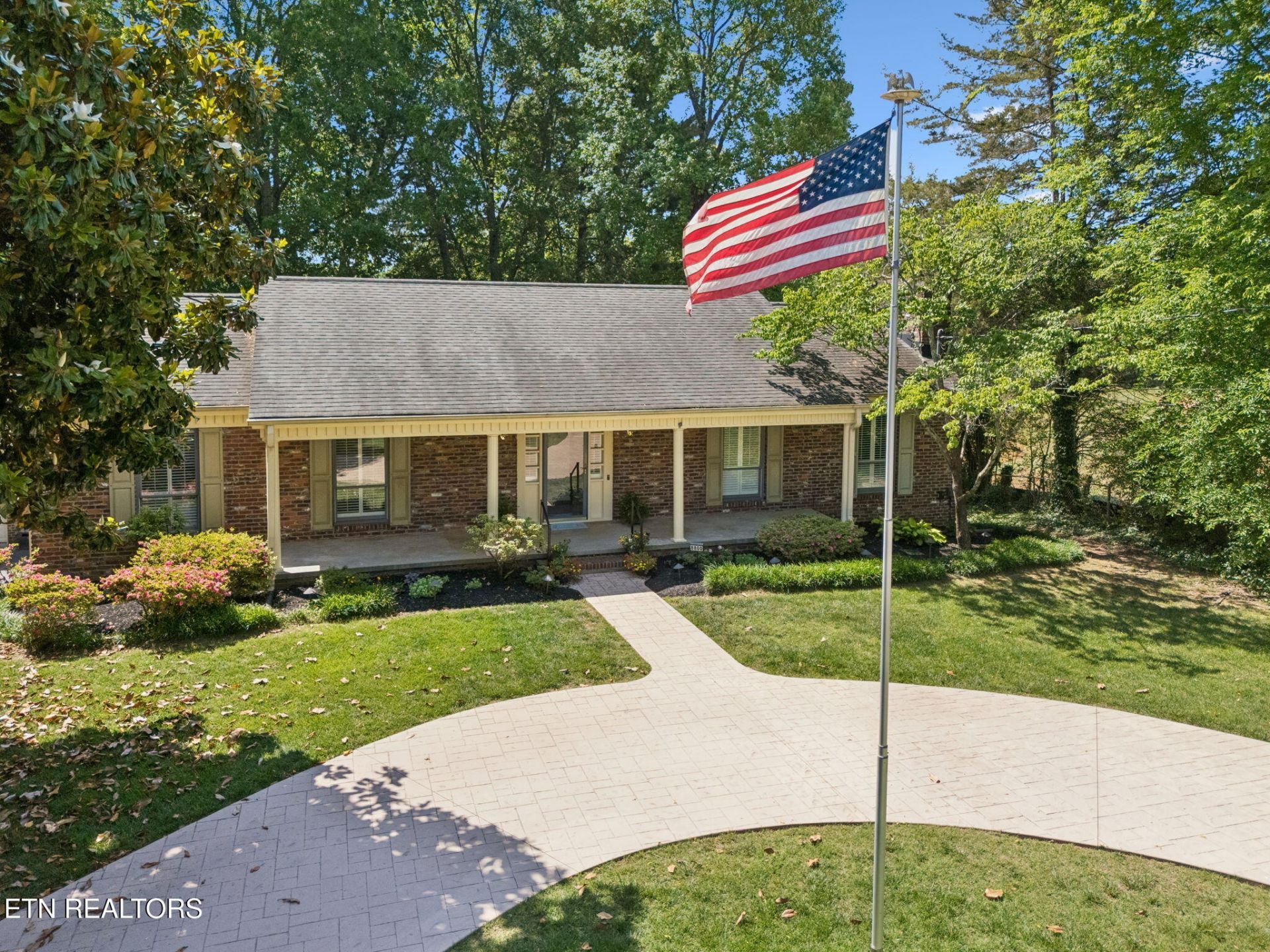 8800 Rushmore Drive, Knoxville, TN 37923 Main Photo