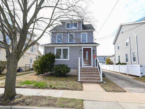 29 Everett Street , Lynbrook, NY 11563