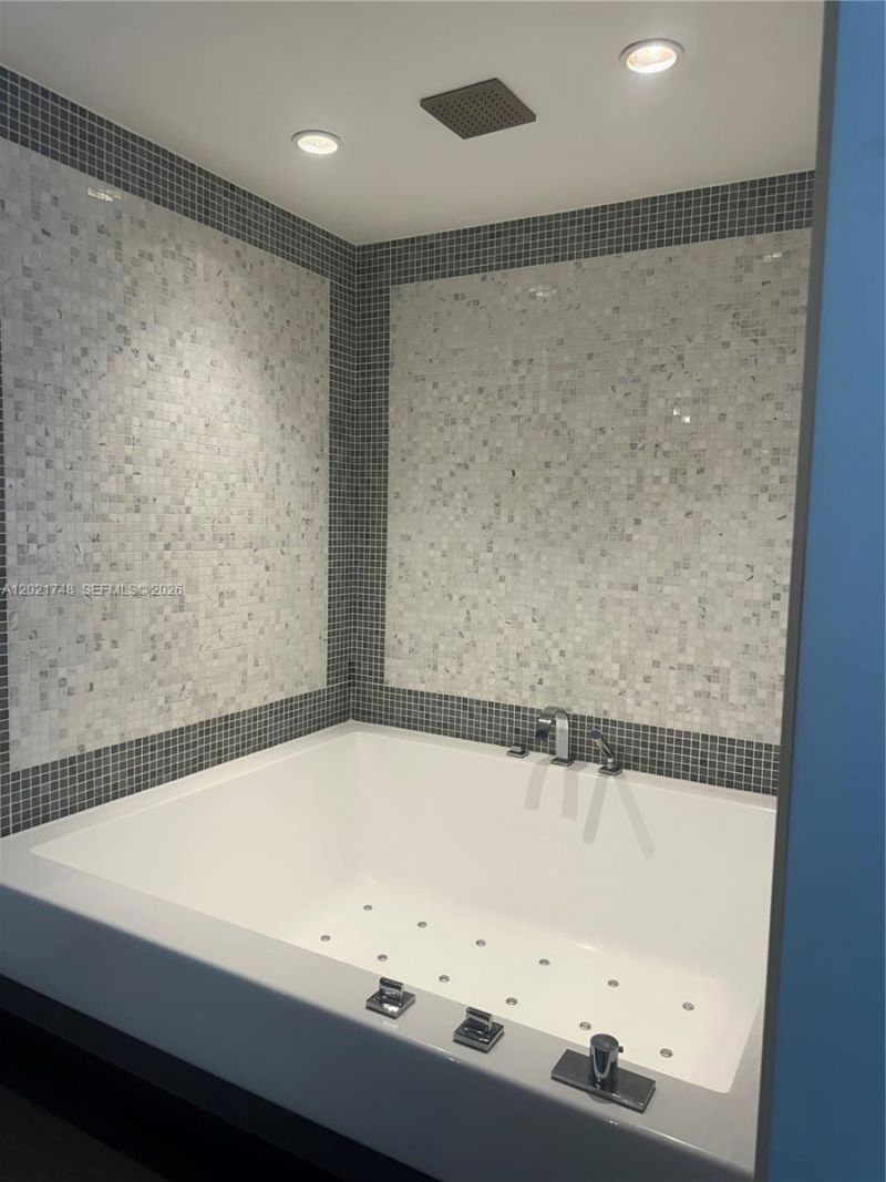 200 Biscayne Boulevard Way , Unit 4013, Miami, FL 33131 Photo
