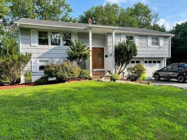 10 Falcon Ct, Livingston, NJ 07039