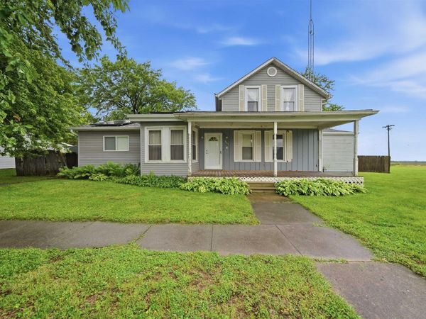 806 W 4TH Street, Delavan, IL 61734