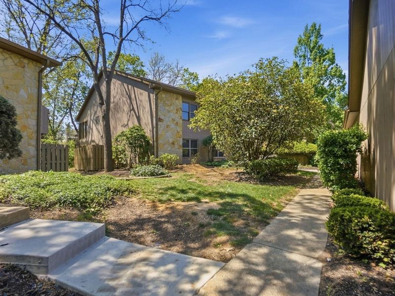 3155 Griggsview Court , Columbus, OH 43221 Photo 2