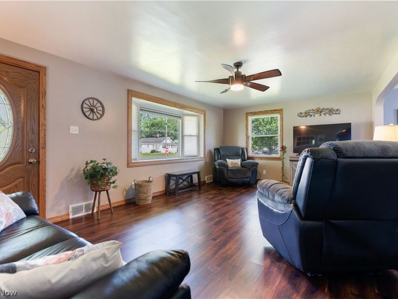 4260 Broadway Avenue NE, Louisville, OH 44641 Photo 2