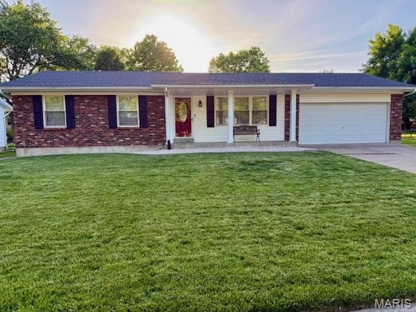 6 El Perro Drive , St Peters, MO 63376