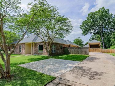 2767 Peachtree Ln, Zachary, LA 70791