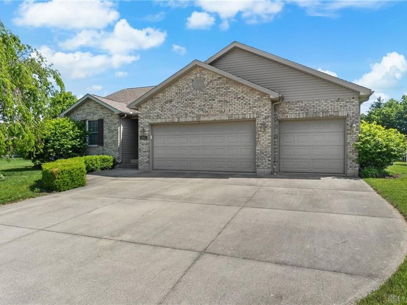 665 King Richard Court, Troy, OH 45373 Photo 2
