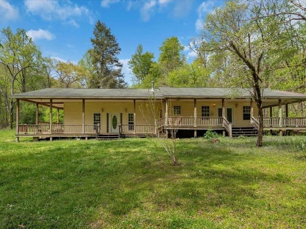 360 Dixon Cove Road , Sequatchie, TN 37374
