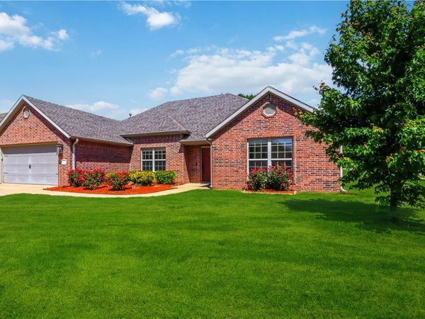 536 N Fox Meadows Lane, Fayetteville, AR 72704