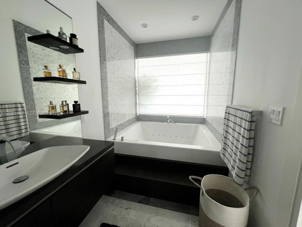 200 Biscayne Boulevard Way , Unit 5004, Miami, FL 33131 Photo