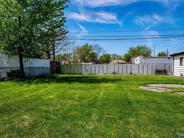 26143 Groveland Street , Madison Heights, MI 48071
