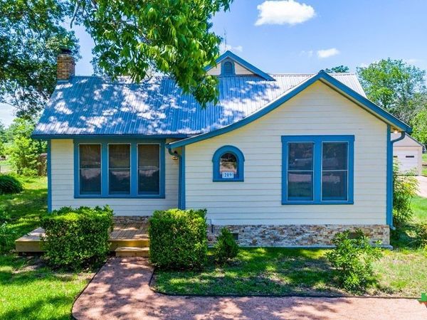 209 Lockhart Street , Martindale, TX 78655