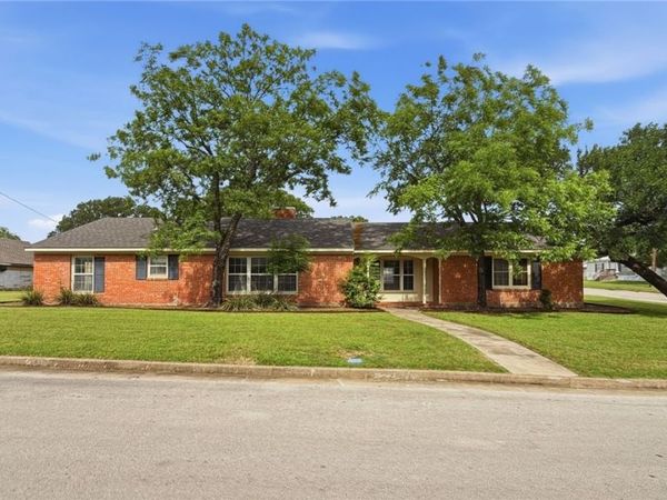 700 Park Street , Gatesville, TX 76528