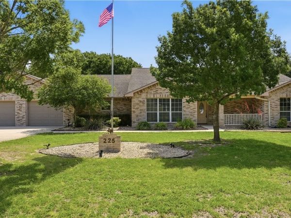 225 Deerslayer Drive , Seguin, TX 78155