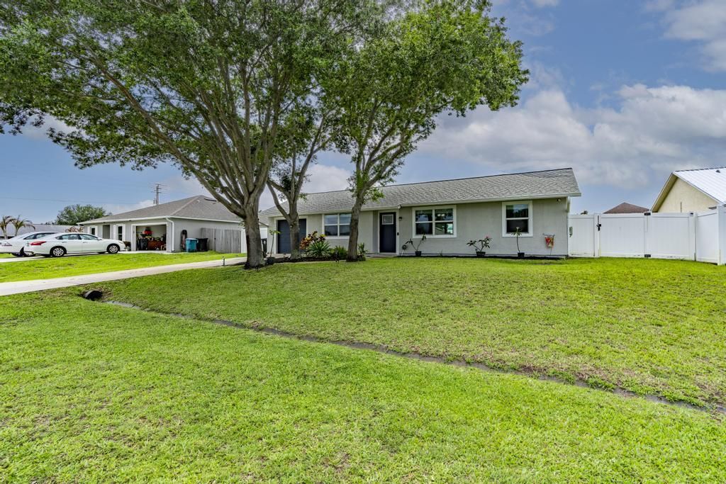 2590 SW Hinchman Street, Port Saint Lucie, FL 34984 Photo