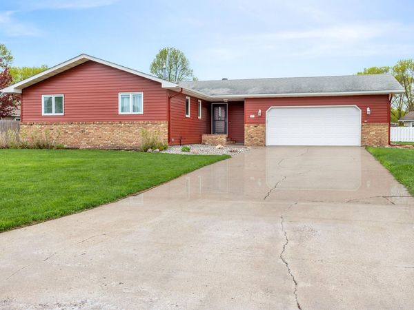 1437 E Gateway Circle S, Fargo, ND 58103