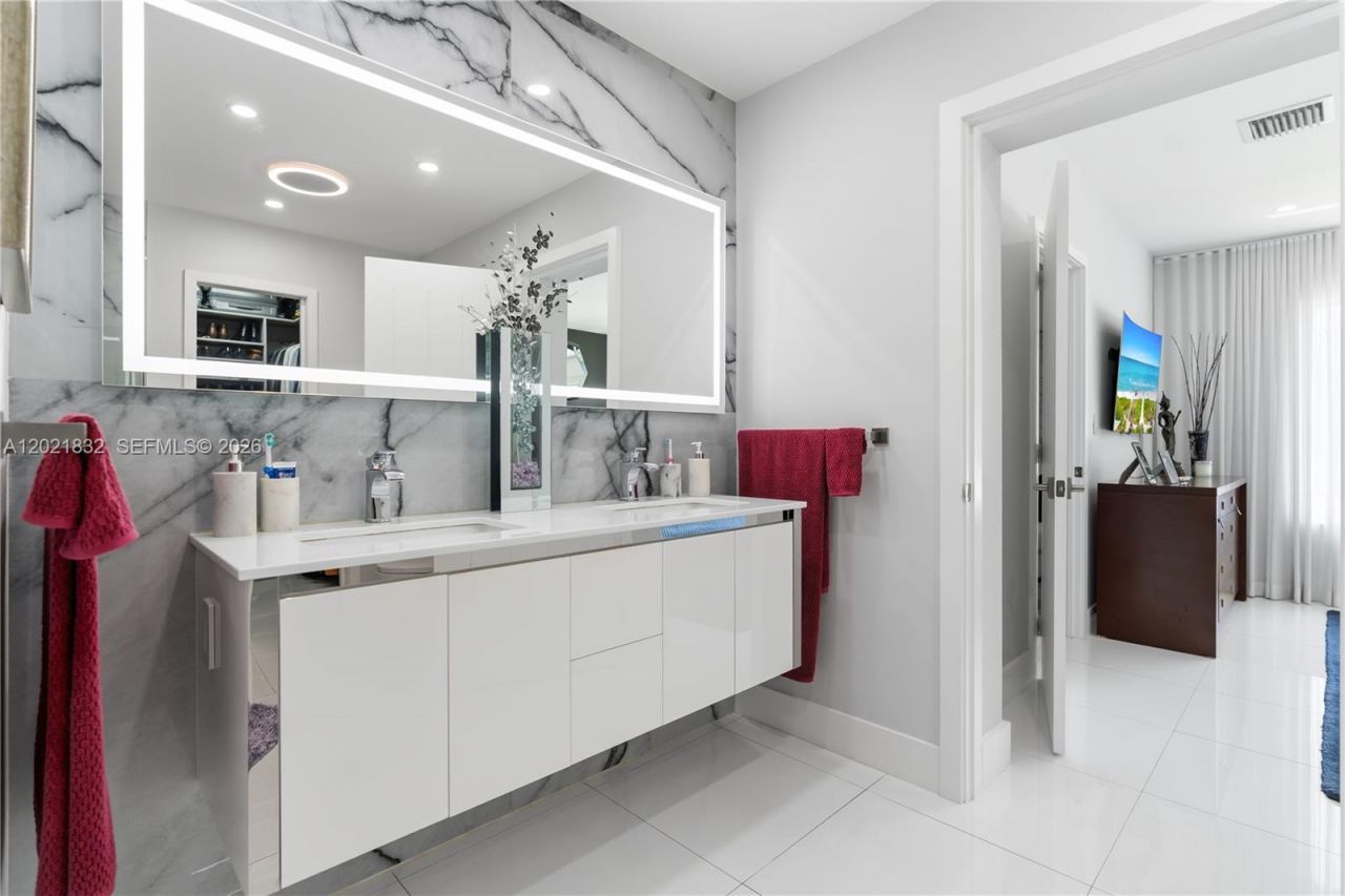 14441 S Biscayne River Rd, Miami, FL 33161 Photo