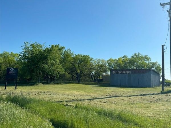 1001 W West Street , Stockdale, TX 78160