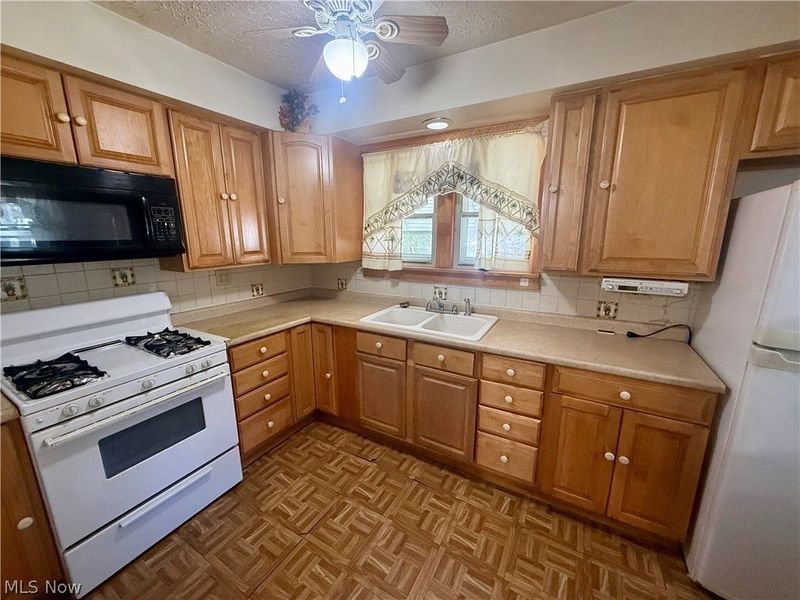 1056 Homewood , Warren, OH 44483 Photo 4