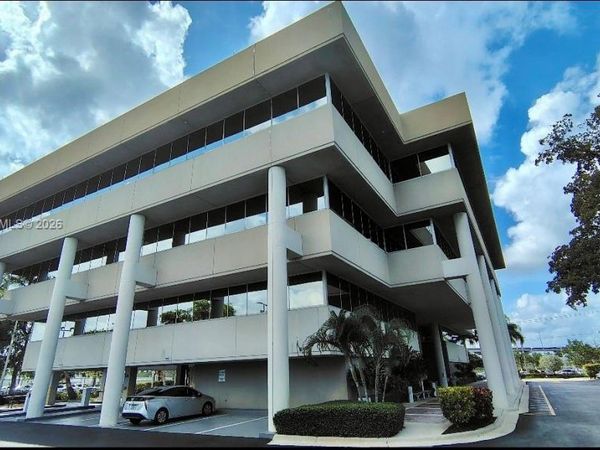 290 NW 165th St, Unit PH-5C, Miami, FL 33169