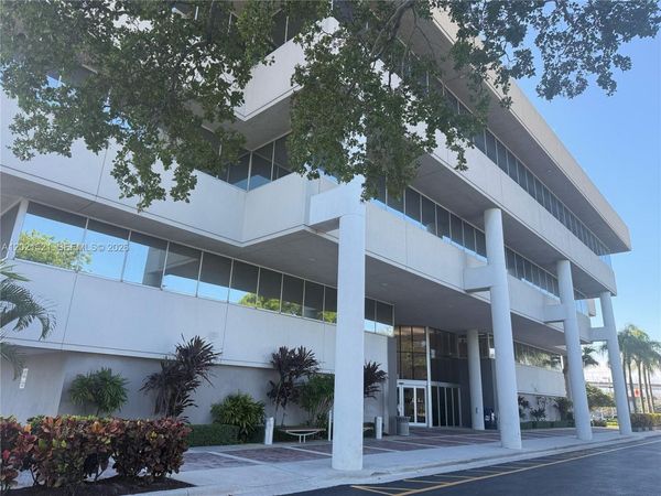 290 NW 165th St, Unit PH-5C, Miami, FL 33169