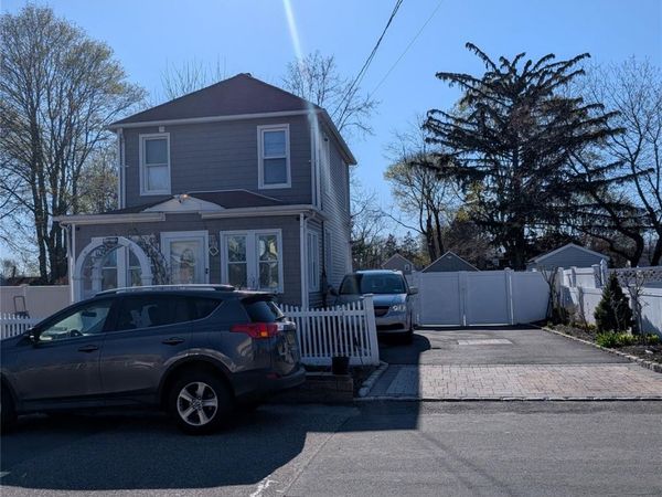 42 3rd Avenue , Huntington Station, NY 11746