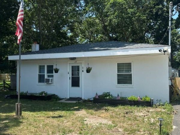 14 Coolidge Road, Hampton Bays, NY 11946