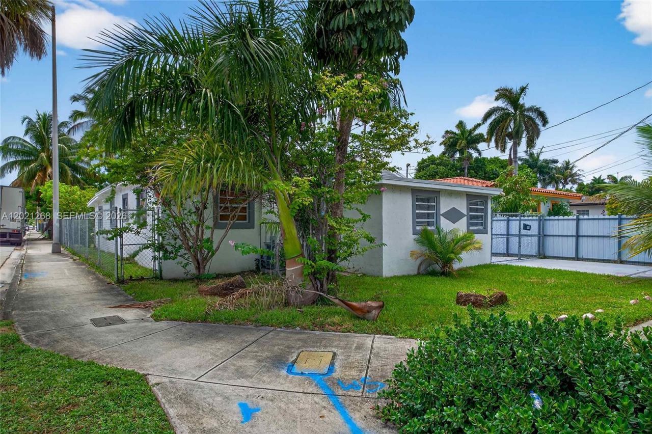 8224 NW 1st Pl , Miami, FL 33150 Photo
