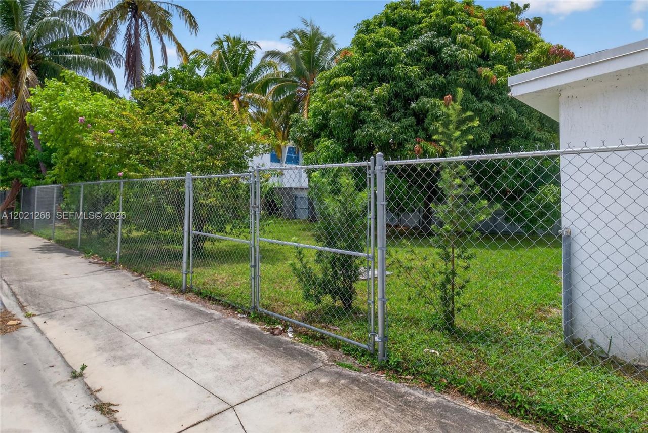8224 NW 1st Pl , Miami, FL 33150 Photo