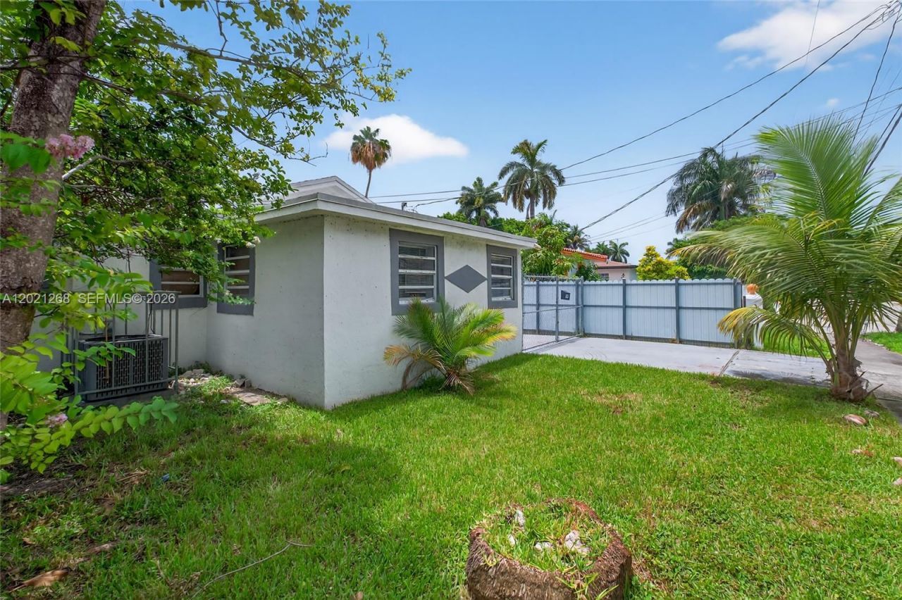 8224 NW 1st Pl , Miami, FL 33150 Photo