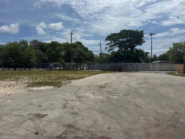 2955 NW 75th St , Miami, FL 33147