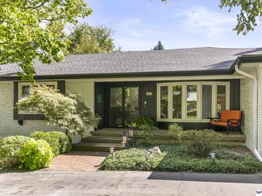 8731 Douglas Street , Omaha, NE 68114