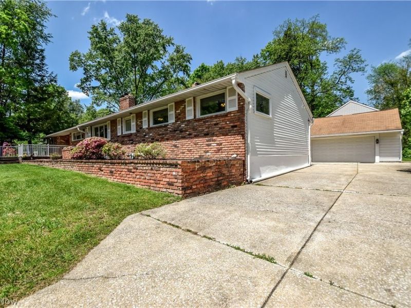 8905 Spring Valley Drive, Mentor, OH 44060 Photo 2