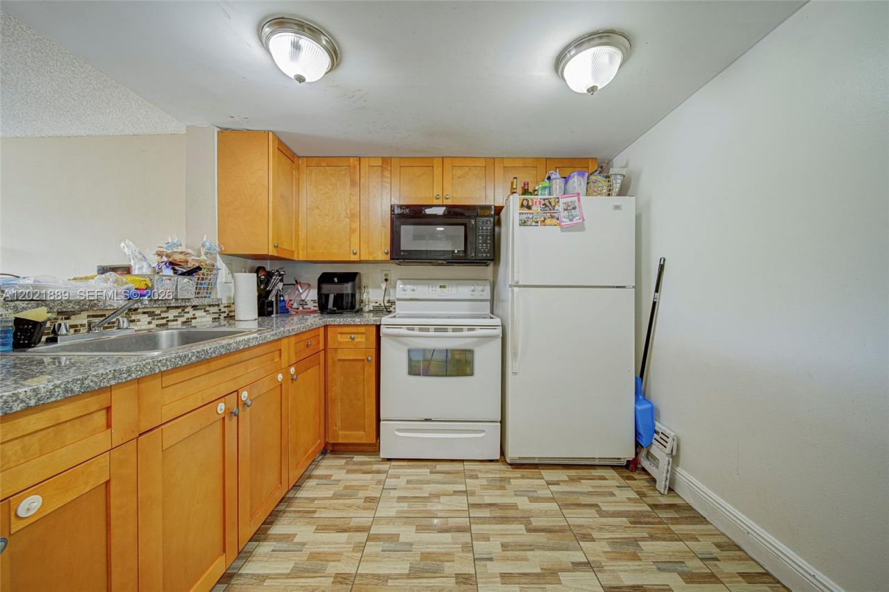 494 NW 165th St Rd , Unit C-205, Miami, FL 33169 Photo