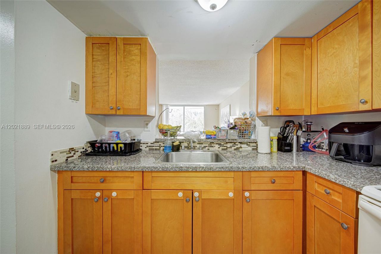 494 NW 165th St Rd , Unit C-205, Miami, FL 33169 Photo