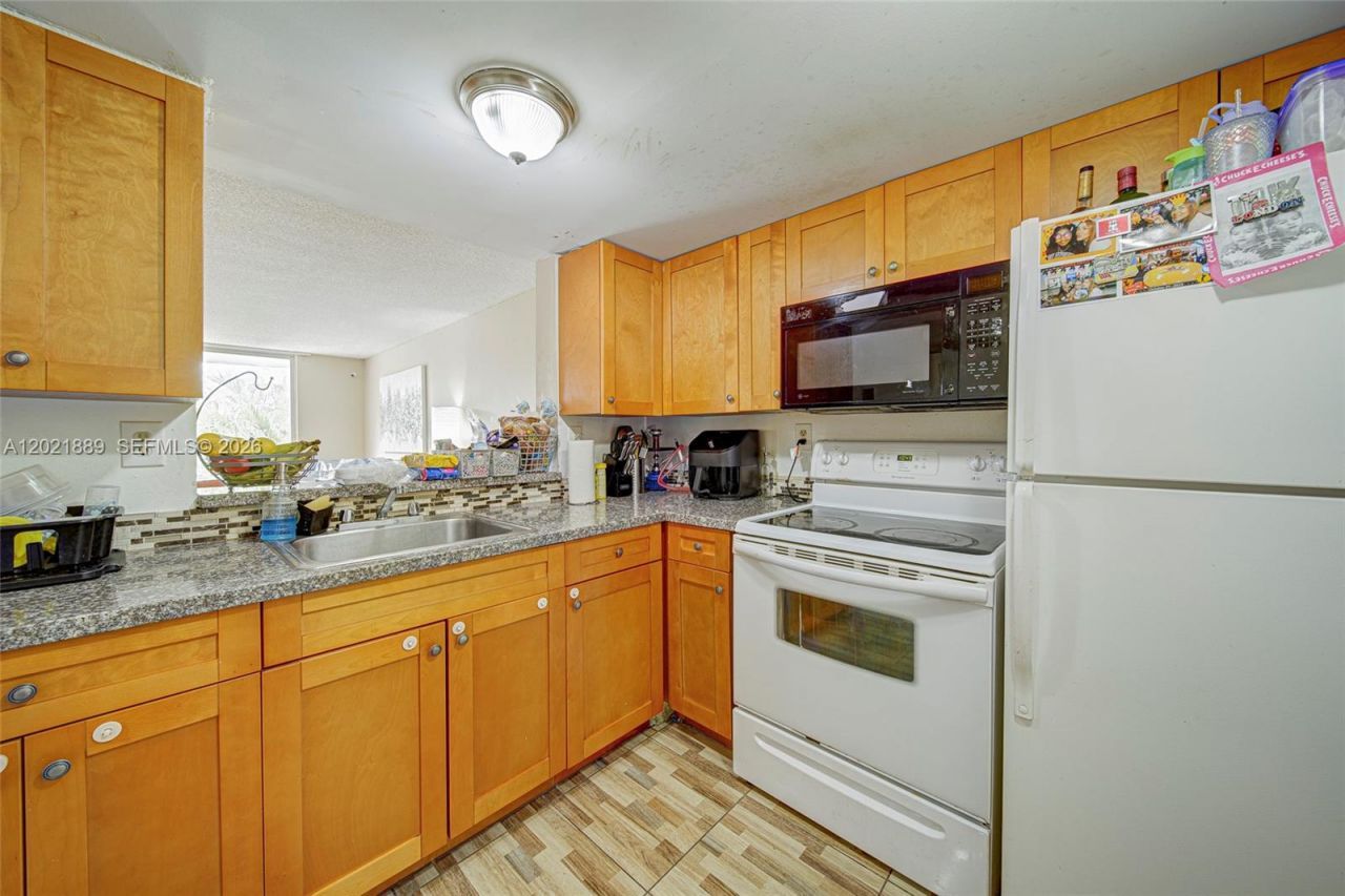 494 NW 165th St Rd , Unit C-205, Miami, FL 33169 Photo