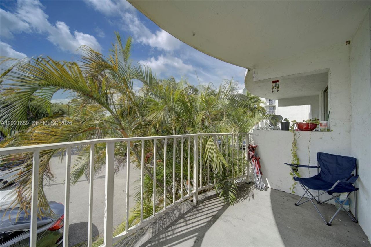 494 NW 165th St Rd , Unit C-205, Miami, FL 33169 Photo