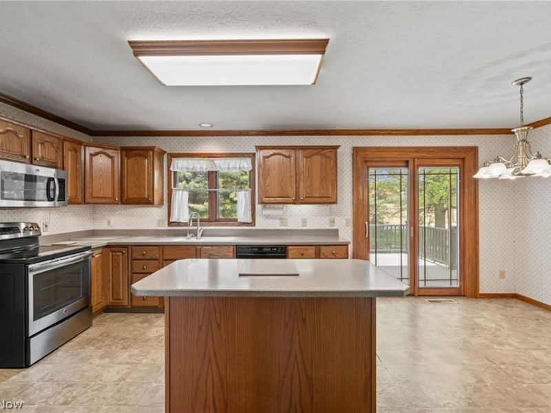 6037 Sandy Ridge Circle NW, North Canton, OH 44720 Photo 8
