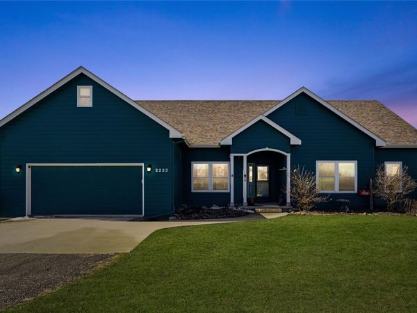 2223 Holliwell Valley Court, Winterset, IA 50273
