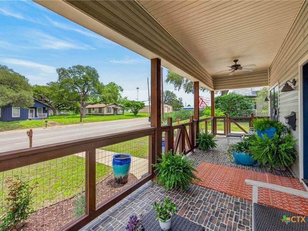 217 N Walnut Avenue , Luling, TX 78648