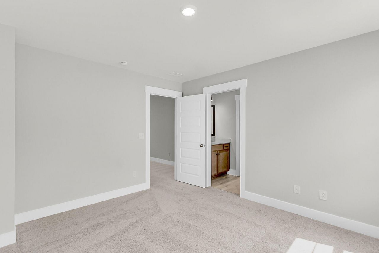 215 Crosswick Street Photo 32
