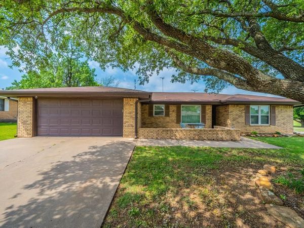 1300 Austin Street , Bowie, TX 76230