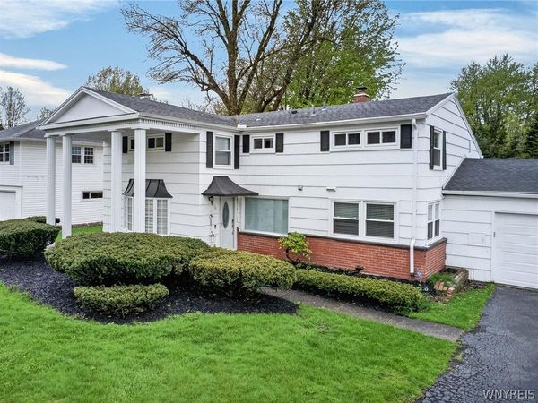 32 Hunters Ln , Williamsville, NY 14221